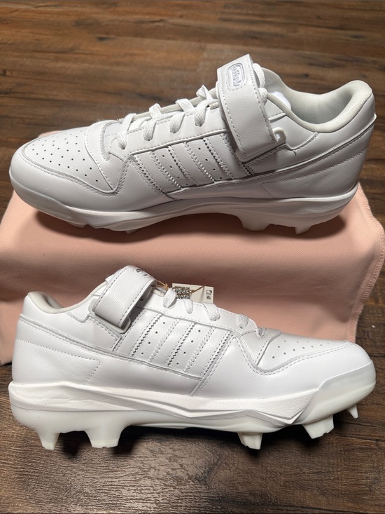 ADIDAS FORUM TPU “RETRO” BASEBALL CLEATS
